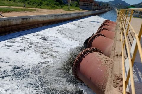 ONG denuncia esgoto bombeado para o Rio Jucu, em Vila Velha